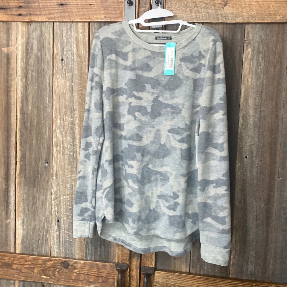Ladies NWT Stitch Fix Pink Clover  Camo Top